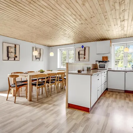 Four-bedroom In Casa vacanze *