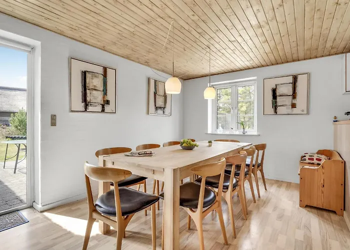 Four-bedroom In Casa vacanze *